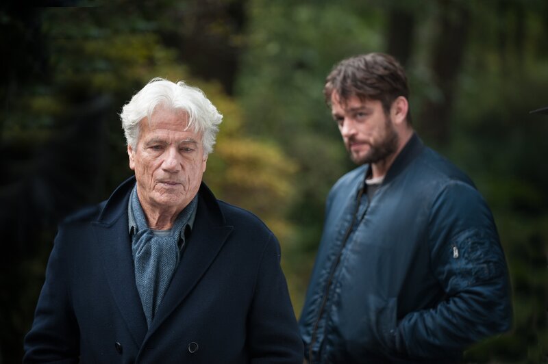 Dr. Schweikert (Jürgen Prochnow), Dengler (Ronald Zehrfeld). – Bild: ZDF/​Julia Terjung
