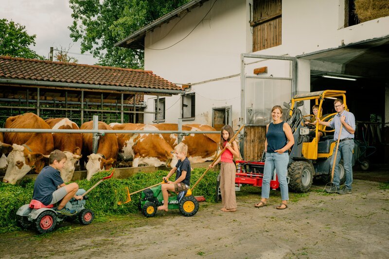 Der Biohof Wachinger in Pliening ist ein echter Familienbetrieb: Katharina und Johannes Wachinger mit ihren vier Kinder Lorenz, Sixtus, Genoveva und Johannes. – Bild: Amelie Sachs /​ BR /​ Isarflimmern Fernsehproduktion GmbH /​ cutflow GmbH