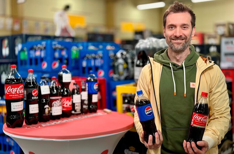 Ob Coca-Cola, Pepsi oder Sinalco: Kaum ein anderes Getränk hat einen derartigen Kultstatus wie die Cola. Daniel Aßmann entschlüsselt den Erfolg hinter dieser Beliebtheit und nimmt die Preiszusammensetzung genau unter die Lupe. – Bild: WDR/​Bavaria Entertainment GmbH/​Paul Bogdanski