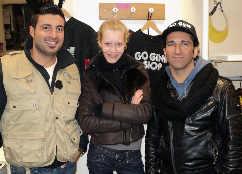 Trödelprofi Sükrü Pehlivan (li.) mit Anja und Yüksel – Bild: Good Times /​ RTL II
