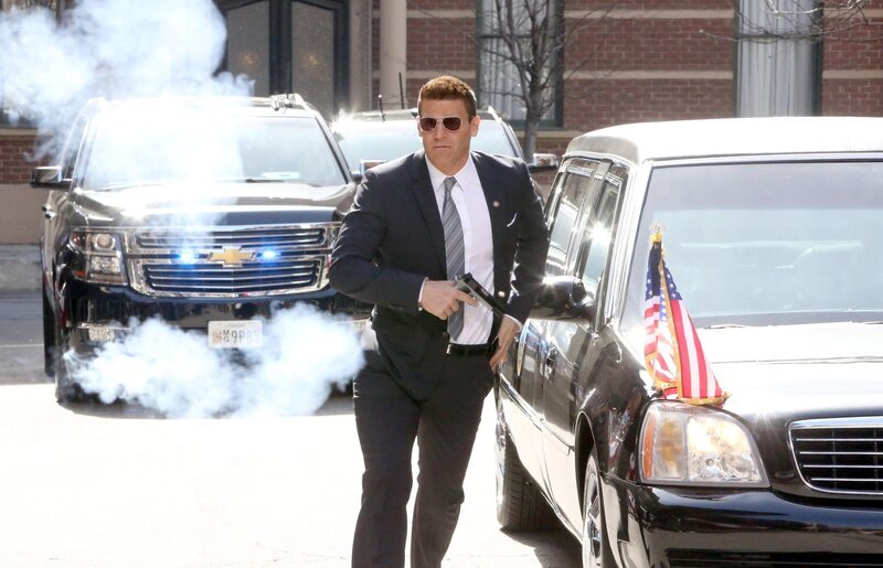 Als die Leiche eines Secret Service-Agenten gefunden wird und sich herausstellt, dass es sich um einen Leibwächter des Präsidenten der Vereinigten Staaten handelt, ermitteln Booth (David Boreanaz) und seine Kollegen auf Hochtouren, um den Mörder zu fassen. – Bild: ATV2