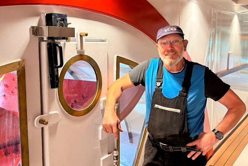 Maschinist Gerd Grassl hält die Schaufelräder der RMS Goethe am Laufen. Das Schiff von 1913 ist der historische Stolz der Flotte. – Bild: WDR