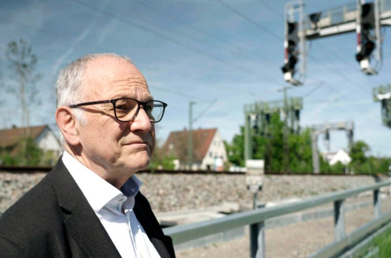 Der Bahnexperte Hans Leister an der Baustelle vom Digitalen Bahnknoten von Stuttgart 21. Das hier nur für kurze Zeit neue Signale aufgestellt wurden ärgert ihn. – Bild: SWR