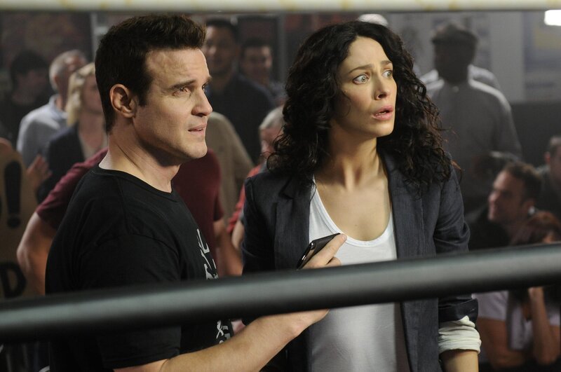 Pete Lattimer (Eddie McClintock, l.); Myka Bering (Joanne Kelly, r.) – Bild: Sky Sci-Fi