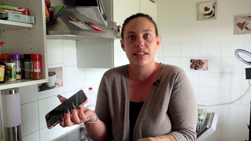 Janine verfolgt weiterhin ihren Traum vom eigenen Beautysalon und ist dank eines Mannheimer Gründerinnenzentrum nun mit ihrem Businessplan fertig. Doch die Zwillingsmutter hat im Moment andere Probleme. Janines Handy ist das wichtigste technische Utensil der 26-Jährigen. Aber genau das gibt ausgerechnet jetzt den Geist auf. – Bild: RTLZWEI