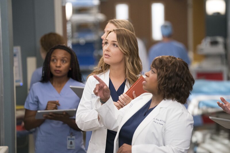 Dr. Jo Karev (Camilla Luddington, l.); Dr. Miranda Bailey (Chandra Wilson, r.) – Bild: ABC Studios /​ Mitch Haaseth
