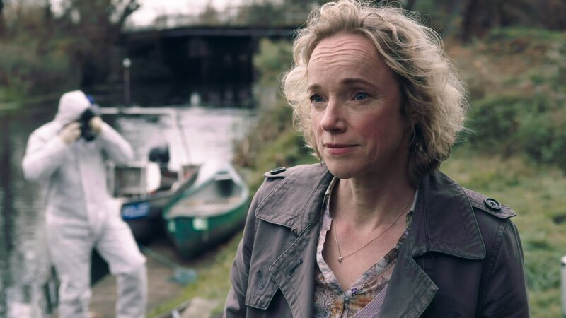 Marlene Seefeldt (Claudia Geisler) am Fundort der Leiche. – Bild: ZDF/​Philipp Kirsamer (screenshot)