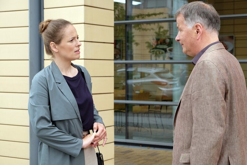 Als Kerstin Heller (Rike Schäffer) Roland Heilmann (Thomas Rühmann) überraschend zum Essen einladen will, platzt es aus Roland heraus: Roland behandelt gerade Kerstins Ex-Mann, dem es gar nicht gut geht. Kerstin sagt ihre Überraschungseinladung ab und geht in die Klinik. – Bild: MDR/​Saxonia Media Filmproduktion/​Kiss