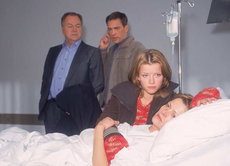 Stefanie (Karoline Schuch) erklärt den Beamten Kehler (Wolfgang Bathke, hi.li.) und Bonhoff (Wolfgang Krewe), dass ihre Mutter Andrea (Karin Giegerich) nicht zu einem Verhör bereit ist. – Bild: RTL /​ Rolf Baumgartner