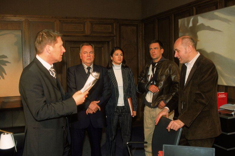 Die Ermittlungsbeamten (v.l. Michael Fitz, Wolfgang Bathke, Mariella Ahrens, Wolfgang Krewe, Klaus Schindler) versuchen sich ein Bild über den Stand der Ermittlungen zu machen. – Bild: RTL /​ Rolf Baumgartner