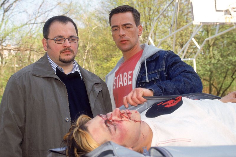 Bonhoff (Wolfgang Krewe, r.) bittet Schulte (Michael Trischan) die Leiche seines Sohnes zu identifizieren. – Bild: RTL /​ Rolf Baumgartner