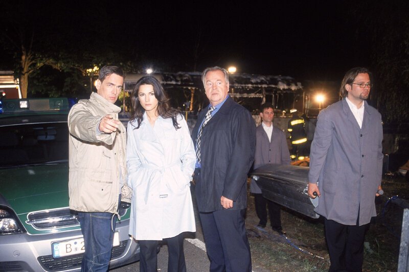 Ein Bus mit Kindern einer Basketballmannschaft ist verunglückt. Die Kriminalkommissare Bonhoff (Wolfgang Krewe, li.) und Kehler (Wolfgang Bathke, Mi.) sowie Staatsanwältin Lisa Sturm (Mariella Ahrens) treffen am Unglücksort ein. – Bild: RTL /​ Rolf Baumgartner