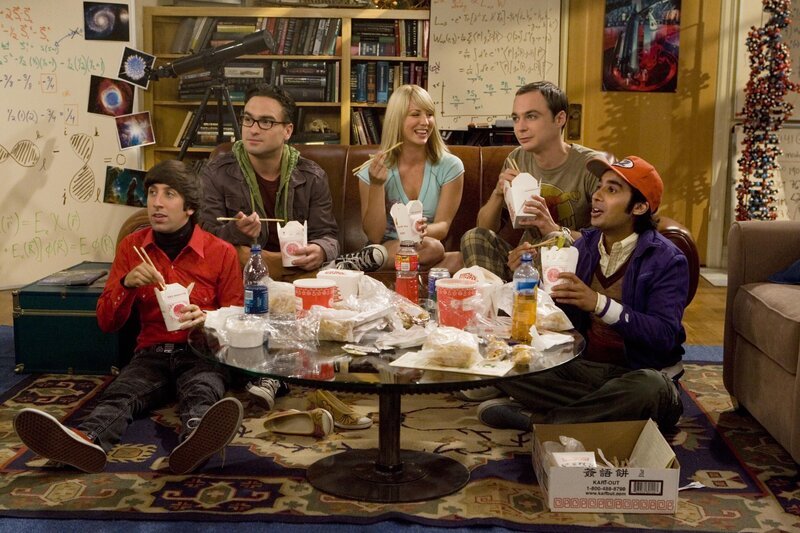 (2. Staffel) – Das Leben von Leonard (Johnny Galecki, 2.v.l.), Sheldon (Jim Parsons, 2.v.r.), Rajesh (Kunal Nayyar, r.) und Howard (Simon Helberg, l.) wird völlig auf den Kopf gestellt, als die junge, hübsche Penny (Kaley Cuoco, M.) in ihr Dasein tritt … – Bild: © Warner Bros. Television