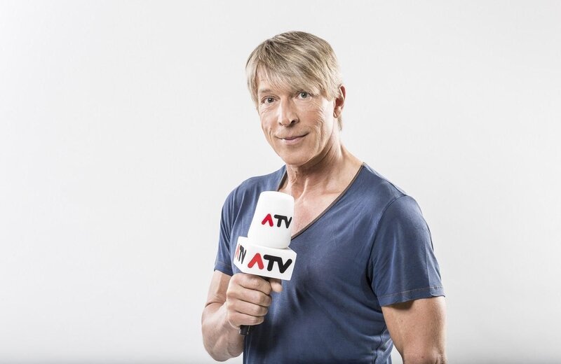 Er präsentiert Österreichs heißeste und angesagteste Events des Jahres: Österreichs bekanntester Society-Reporter Dominic Heinzl ... – Bild: ATV /​ Ernst Kainerstorfer