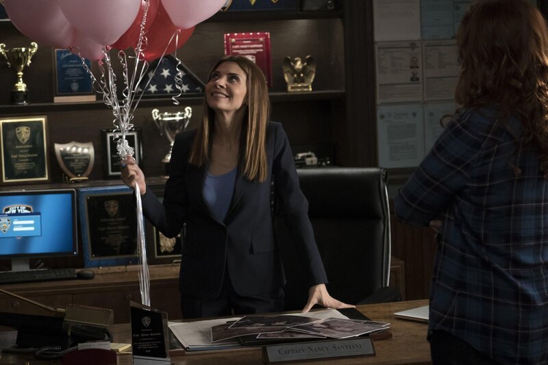 Der Valentinstag wartet für Santiani (Callie Thorne) und das Team mit einem rätselhaften Mord und einigen Geheimnissen auf … – Bild: Warner Bros. Entertainment, Inc.