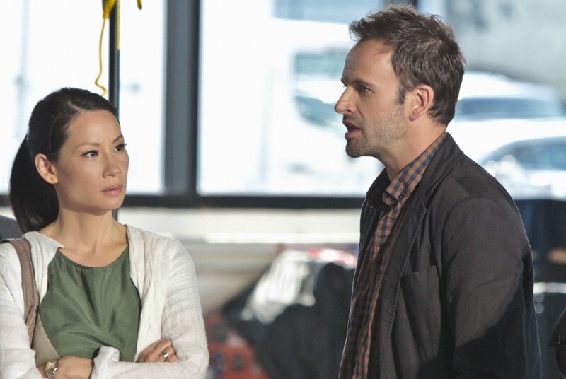 Versuchen, einen Mörder dingfest zu machen: Sherlock Holmes (Jonny Lee Miller, r.) und Joan Watson (Lucy Liu, l.) … – Bild: CBS Television