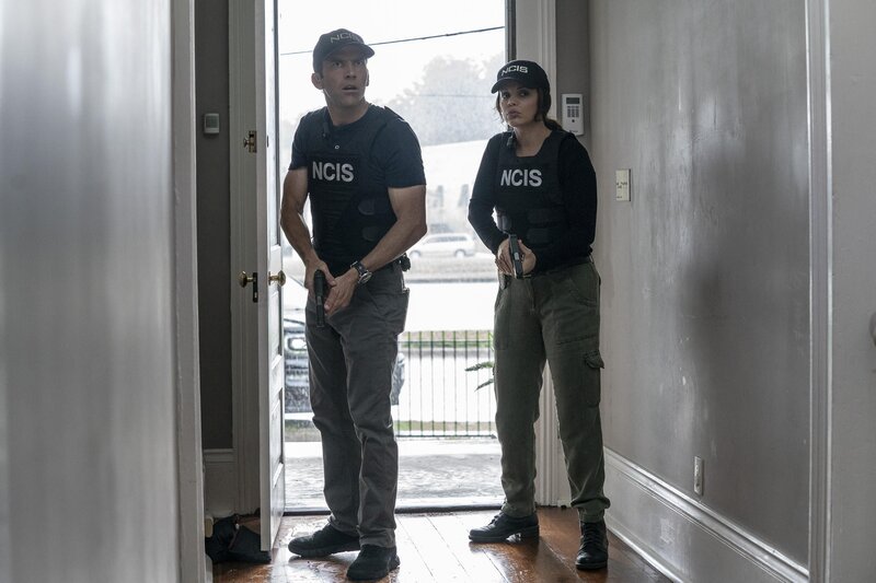 Christopher LaSalle (Lucas Black, l.); Tammy Gregorio (Vanessa Ferlito, r.) – Bild: CBS Broadcasting, Inc. /​ Skip Bolen