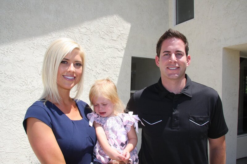 Noch sind Christina (l.) und Tarek (r.) frohen Mutes, doch dann entdecken sie erheblichn Schäden an dem großen Haus in Ontario … – Bild: HGTV/​Scripps Networks, LLC