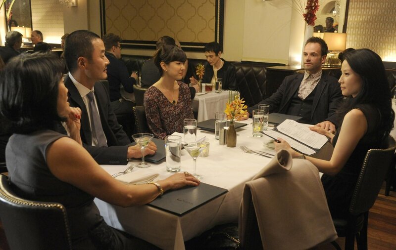 Joan Watson (Lucy Liu, r.) ist positiv von Sherlock (Jonny Lee Miller, 2.v.r.) überrascht, als dieser ihre Familie kennenlernt … – Bild: CBS Television