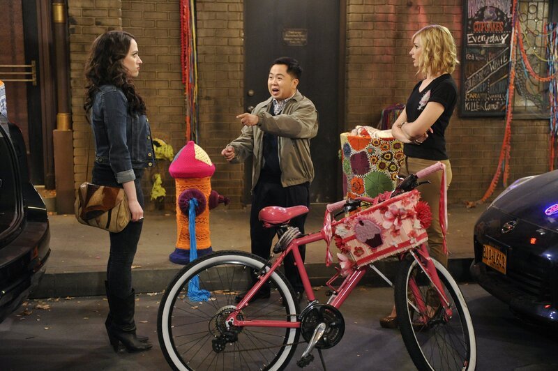 Deckt Han (Matthew Moy, M.) ein Geheimnis von Max (Kat Dennings, l.) auf, mit dem Caroline (Beth Behrs, r.) nie gerechnet hätte? – Bild: Warner Bros. Television