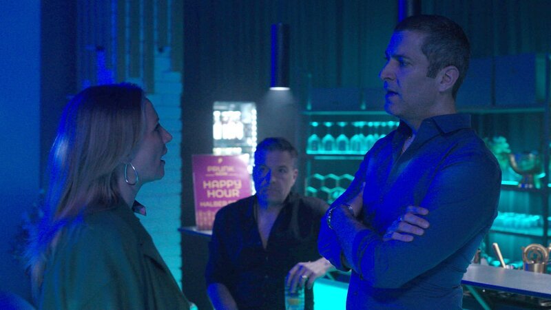Isabelle (Ania Niedieck) stößt Dragan (Florian Thunemann, r.) vor den Kopf; hinten Felix Gomez (Patrick Linke). – Bild: RTL