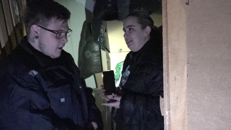 S13E54: Jana bereitet immer noch alles für ihren anstehenden Umzug in ihre neue Wohnung vor. Doch der Neuanfang wird getrübt, als sie nach einigen Sachen schaut, die bei Kumpel Damian im Keller untergebracht sind. Der hatte nämlich einen Wasserschaden im Haus. Auch die Habseligkeiten von Jana sind davon nicht verschont geblieben. – Bild: RTLZWEI