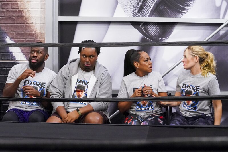 (v.l.n.r.) Malcolm Butler (Sheaun McKinney); Marty Butler (Marcel Spears); Tina Butler (Tichina Arnold); Gemma Johnson (Beth Behrs) – Bild: CBS Broadcasting Inc. /​ Monty Brinton