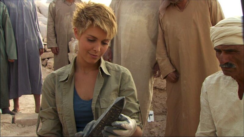 Die Archäologin Dr. Lena Halstrom (Alaina Huffman) findet in Ägypten einen Obelisk mit Schriftzeichen der Ugarit.. – Bild: Super RTL