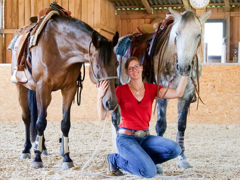 Kerstin Rester mit Wildfire und Ferrox – Bild: TVNOW /​ Mina TV