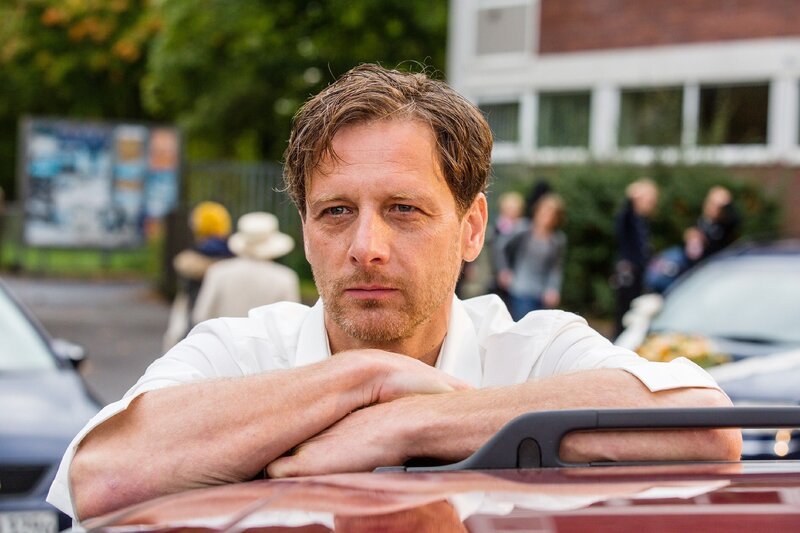 Die Hochzeitsgäste kommen an der Schule an und Stefan Vollmer (Hendrik Duryn) beobachtet die Annäherung von Direktor Rose und Marie. – Bild: RTL /​ Frank Dicks /​ Schwing die Hufen Blondie!