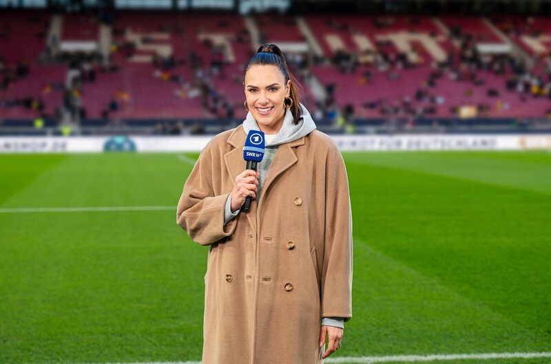 Esther Sedlaczek - FIFA Fußball WM 2026 in USA, Kanada und Mexiko Esther Sedlaczek ist die Stadionmoderatorin bei der FIFA Fußball-WM 2026. – Bild: SWR/Patricia Neligan / SWR Presse/Bildkommunikation Esther Sedlaczek - FIFA Fußball WM 2026 in USA, Kanada und Mexiko Esther Sedlaczek ist die Stadionmoderatorin bei der FIFA Fußball-WM 2026. – Bild: SWR/Patricia Neligan / SWR Presse/Bildkommunikation
