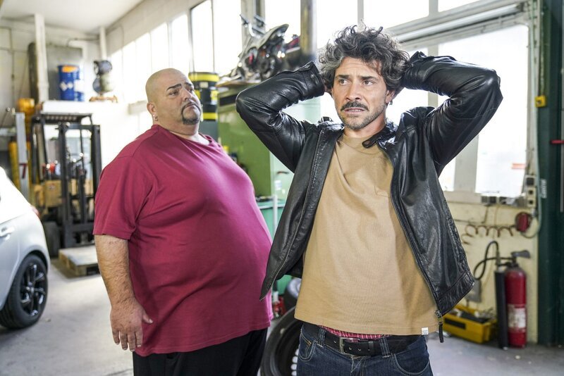 Manuel (Daniel Sellier, r.) befürchtet verzweifelt, dass er Kai die OP nun doch nicht ermöglichen kann. Itchy (Hakan Orbeyi) – Bild: TVNOW /​ Dennis Hundt