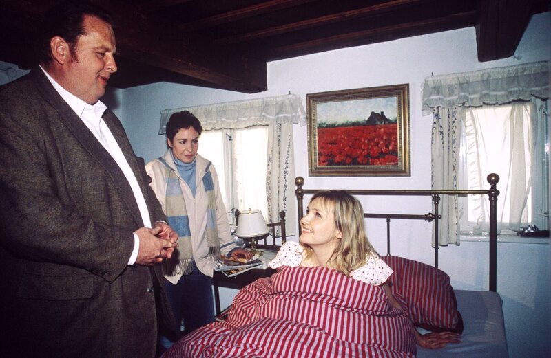 Benno (Ottfried Fischer, l.) und Sabrina (Katerina Jacob, M.) finden Alicia (Katharina Schubert, r.) in Bennos Bett. – Bild: SAT.1 /​ Magdalena Mate