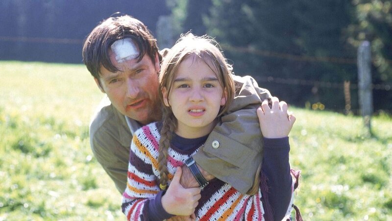 In seiner Verzweiflung hat Heinz Sauter (Helmut Zierl) heimlich die Klinik verlassen und ist mit seiner Tochter Pia (Julianna Pirillo) in die Berge geflüchtet. Doch ihre Verfolger sind ihnen auf der Spur … – Bild: RTL