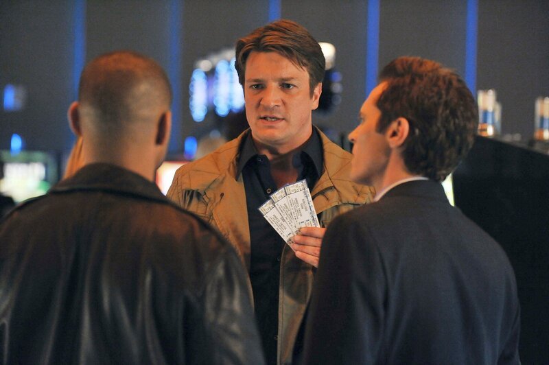 Castle (Nathan Fillion, M.) hat eine ganz besondere Überraschung für Ryan (Seamus Dever, r.) und Esposito (Jon Huertas, l.) … – Bild: Eric McCandless /​ ABC /​ American Broadcasting Companies /​ ABC/​Marlyse Press Photo/​MPP