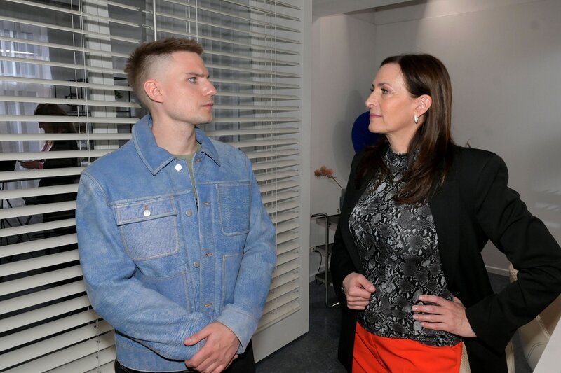Moritz (Lennart Borchert) wirft Katrin (Ulrike Frank) Kaltblütigkeit vor. – Bild: RTL