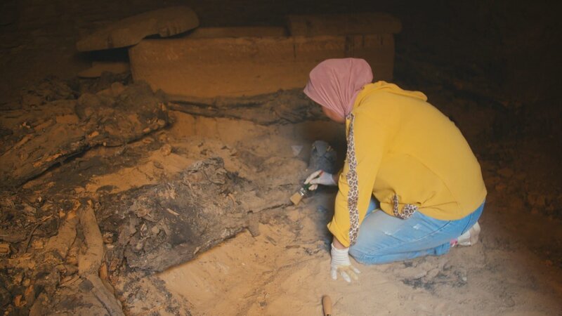 Hala Hussein bei der Untersuchung der Mumie. – Bild: Windfall Films