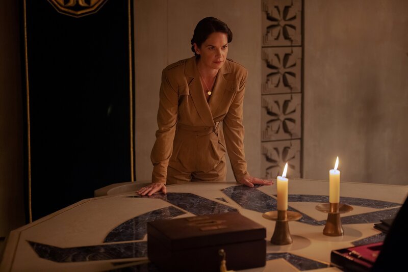 Mrs. Coulter (Ruth Wilson) – Bild: Christopher Baker /​ Warner