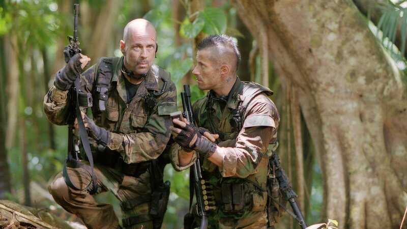 Lt. Waters (Bruce Willis, li.) und Kelly Lake (Johnny Messner) – Bild: RTL II