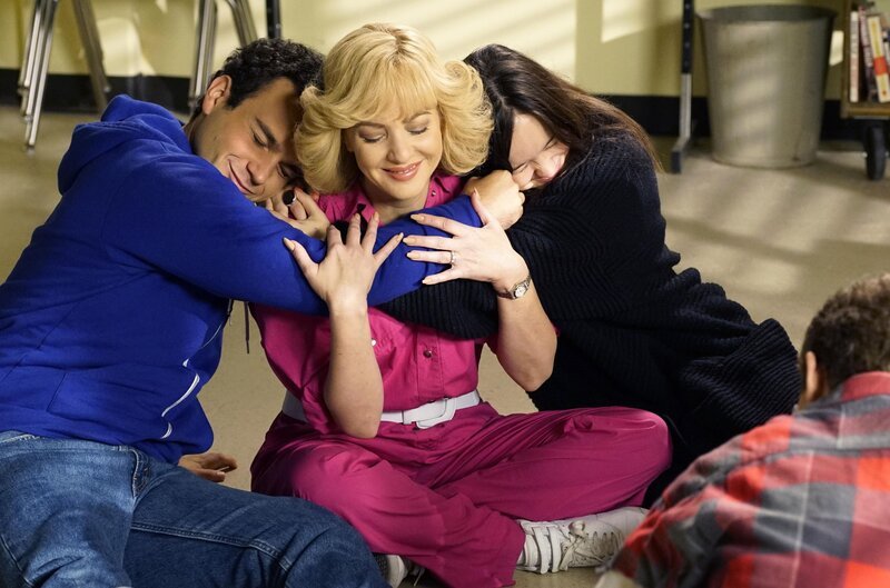 L-R: Barry Goldberg  (Troy Gentile), Beverly Goldberg (Wendi McLendon-Covey) and Erica Goldberg (Hayley Orrantia) – Bild: Sony Pictures Television Inc.