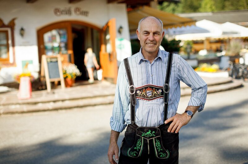 Platzchef Andreas hat nicht nur den Caravanpark von seinem Vater übernommen, sondern auch dessen Liebe zu echt bayrischen Spezialtäten, wie Haxn und Hendl. – Bild: MDR/​timeline/​Alex Kraus