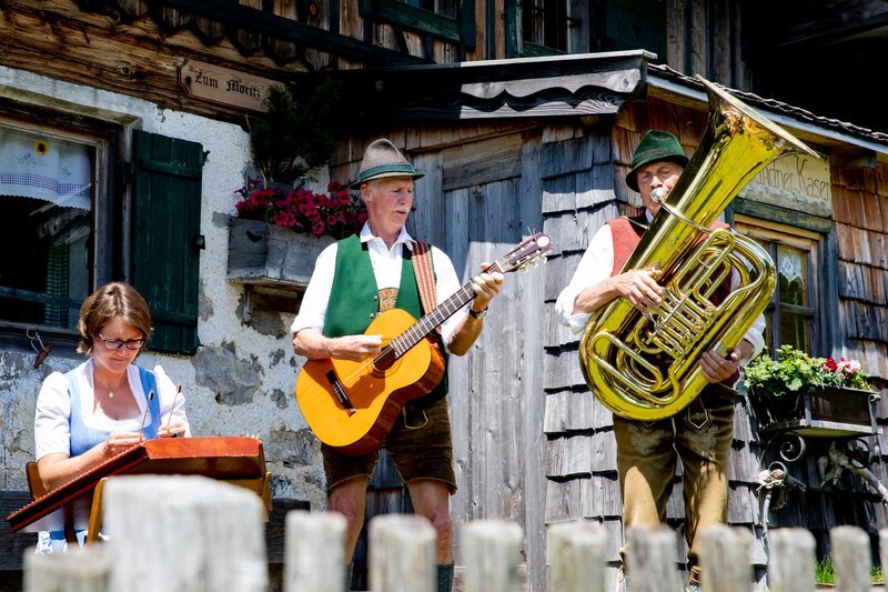 Die Gföller Musi spielt auf der Alm groß auf – Bild: ServusTV /​ Manuel Seeger/​ServusTV /​ Manuel Seeger/​