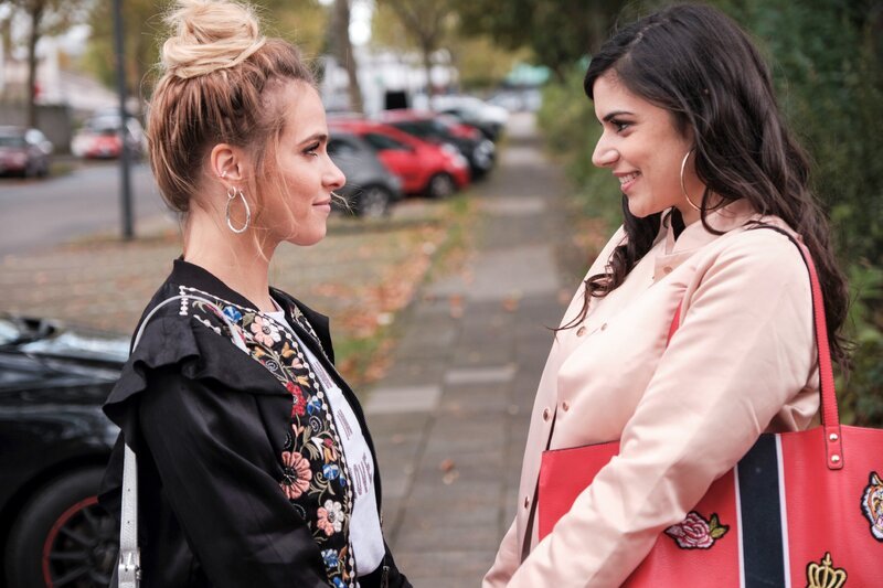 Sonja (Sarah Mangione, l.) beteuert gegenüber Gina (Tanja Tischewitsch), dass sie keine romantischen Gefühle für Sebastian mehr hat. – Bild: TVNOW /​ Stefan Behrens