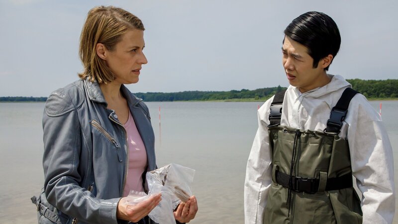 Thomas Brandner (Yung Ngo) überreicht Tamara Meurer (Anja Pahl) die vermeintliche Tatwaffe. Führt diese zum Täter? – Bild: ZDF