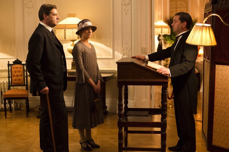 In einem Lokal der Stadt werden Mr Bates (Brendan Coyle) und seine Frau Anna (Joanne Froggatt) vom Oberkellner (Simon Lowe) zunächst arrogant und abweisend behandelt. – Bild: ZDF/​NBC Universal