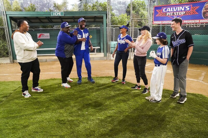 (v.l.n.r.) Marty Butler (Marcel Spears); Calvin Butler (Cedric the Entertainer); Malcolm Butler (Sheaun McKinney); Tina Butler (Tichina Arnold); Gemma Johnson (Beth Behrs); Grover Johnson (Hank Greenspan); Dave Johnson (Max Greenfield) – Bild: CBS Broadcasting Inc. /​ Monty Brinton