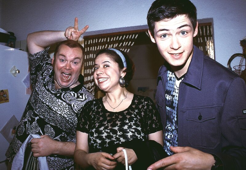 Jetzt geht die Party richtig los! Bernie (Georg Alfred Wittner, l.), Gisi (Franziska Traub) und Kevin (Kevin Lorenz) freuen sich auf die Bekanntschaft mit den Supermarktketten-Besitzern, den Niederländers. – Bild: RTL /​ Martin Lässig