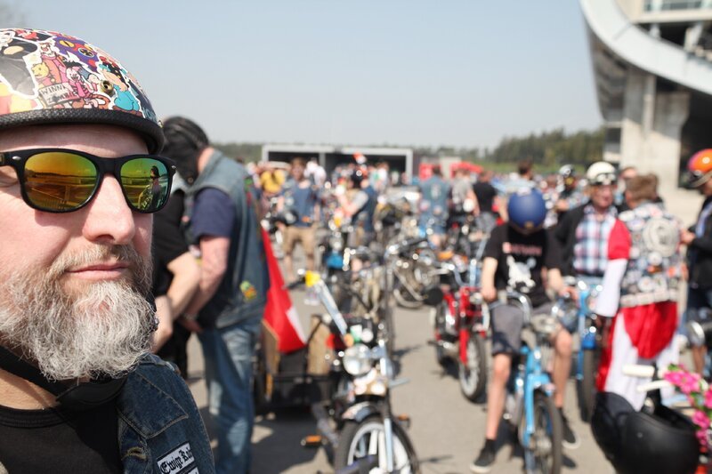 Die Kobras: 25 Kerle, 25 Stundenkilometer und jede Menge Rocker‑Feeling. NITRO begleitet den 2004 gegründeten Mofa‑Club vom Niederrhein auf dem Weg zu neuen Abenteuern. – Bild: MG RTL D /​ Label Lohse