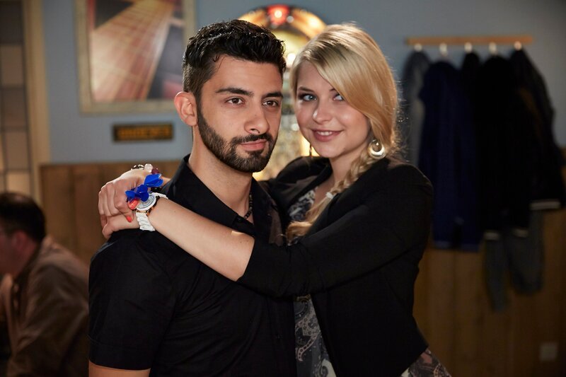 Obwohl Can (Volkan Isbert) sich weiterhin einredet, mit Susi (Sarah Thonig) glücklich zu sein, wächst seine Eifersucht auf Katjas neuen Freund stetig. – Bild: RTL