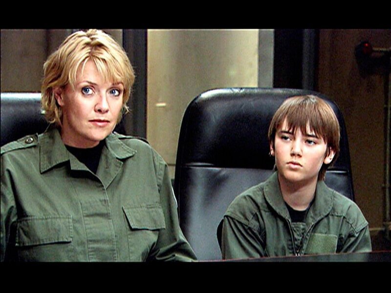 Carter (Amanda Tapping, li.) bekommt unerwartete Hilfe von Orlin (Cameron Bright, re.) … – Bild: RTL II